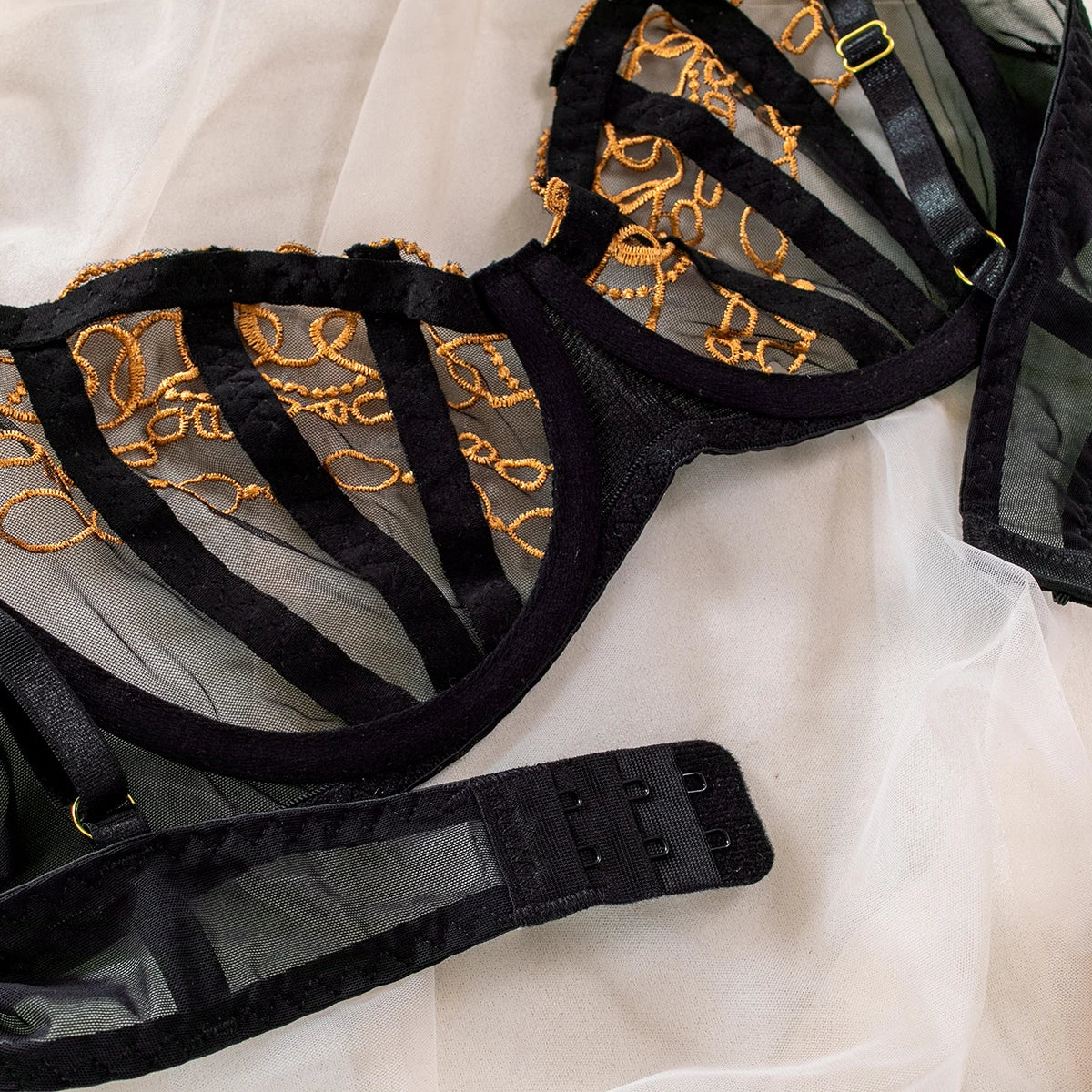 Conjunto de lencería de encaje con ribete dorado Darcy-Diabolique.es
