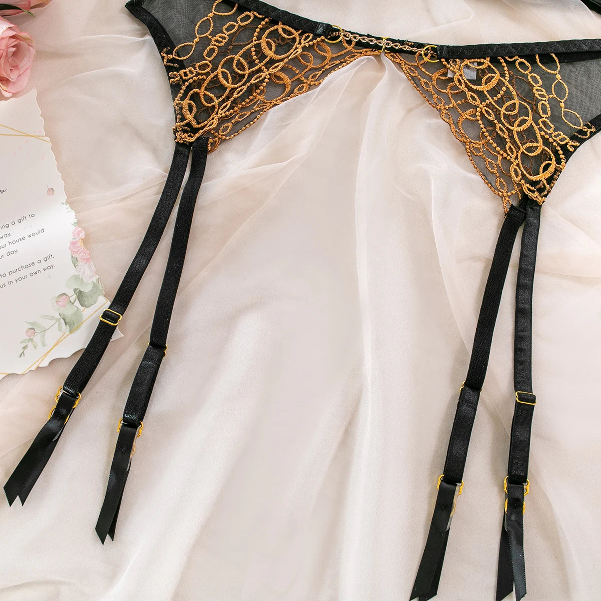 Conjunto de lencería de encaje con ribete dorado Darcy-Diabolique.es