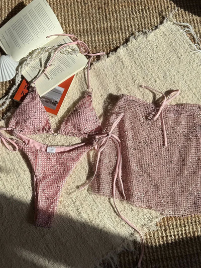 Traje de baño de rejilla con minifalda