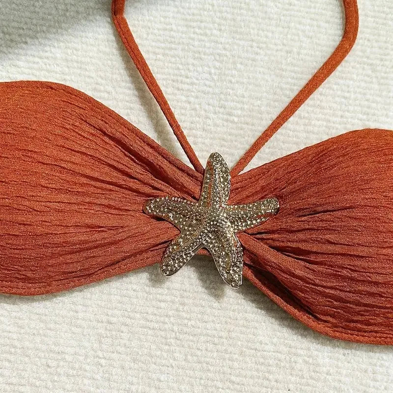 Biquini con pareo y estrella de mar