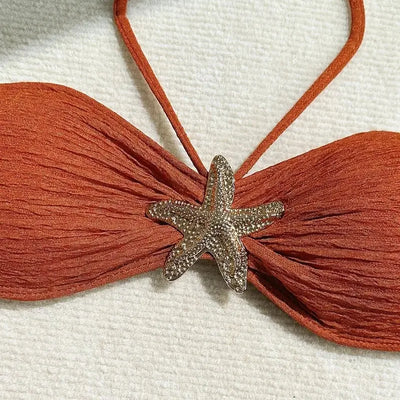 Biquini con pareo y estrella de mar