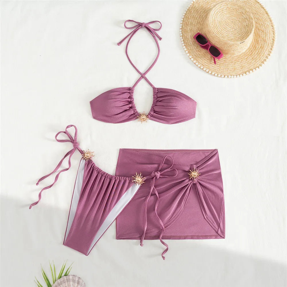 Biquini morado con minifalda y sol metálico