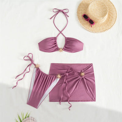 Biquini morado con minifalda y sol metálico