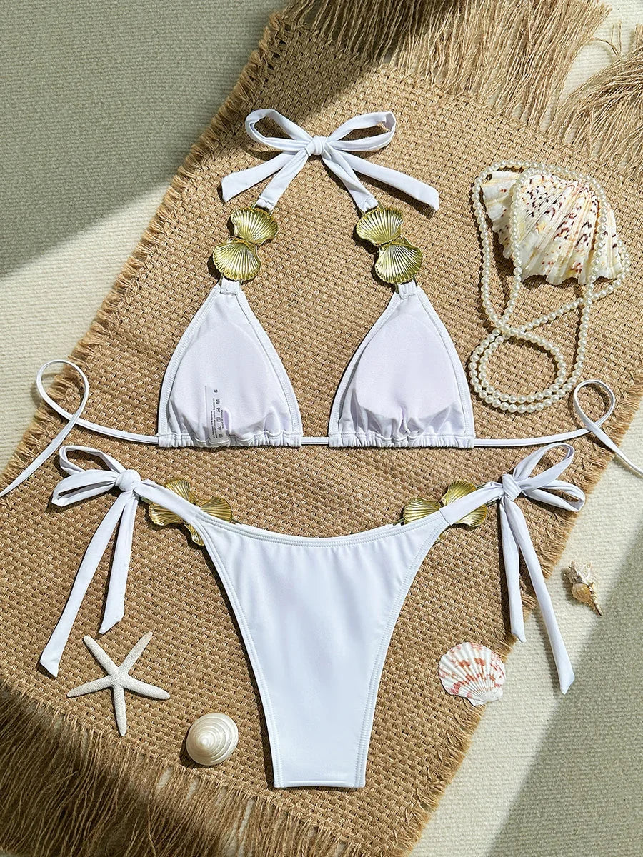 Biquini blanco con conchas doradas
