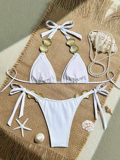 Biquini blanco con conchas doradas