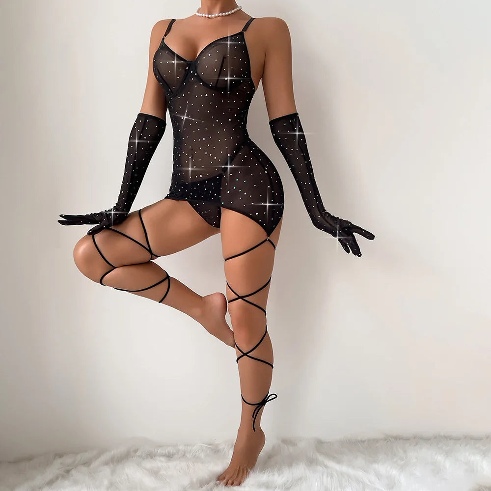 Vestido de malla con guantes y ribete brillante