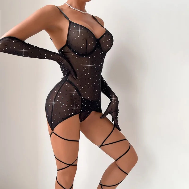 Vestido de malla con guantes y ribete brillante