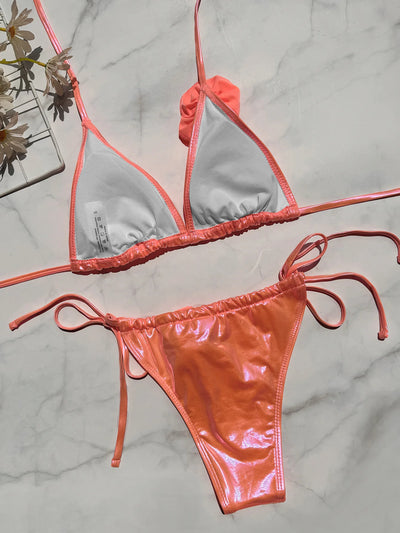 Traje de baño de dos piezas con efecto metálico y rosas