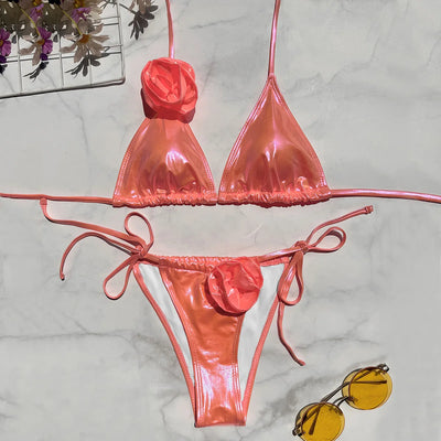 Traje de baño de dos piezas con efecto metálico y rosas