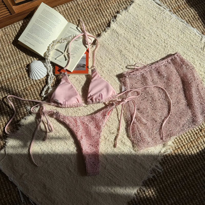 Traje de baño de rejilla con minifalda