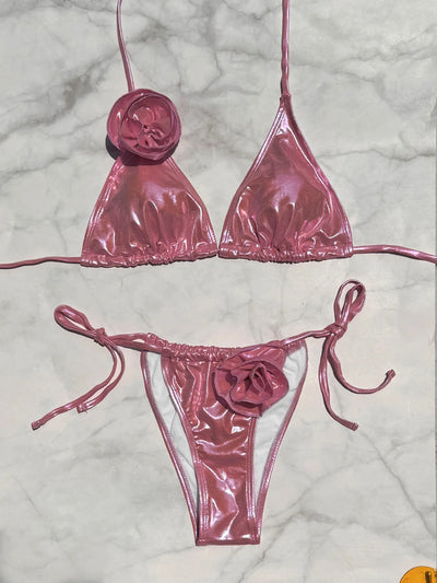 Traje de baño de dos piezas con efecto metálico y rosas