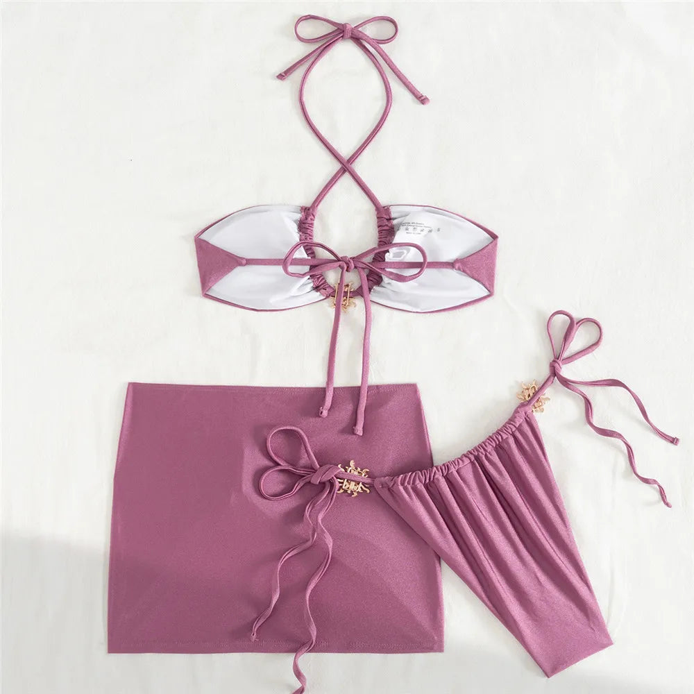 Biquini morado con minifalda y sol metálico