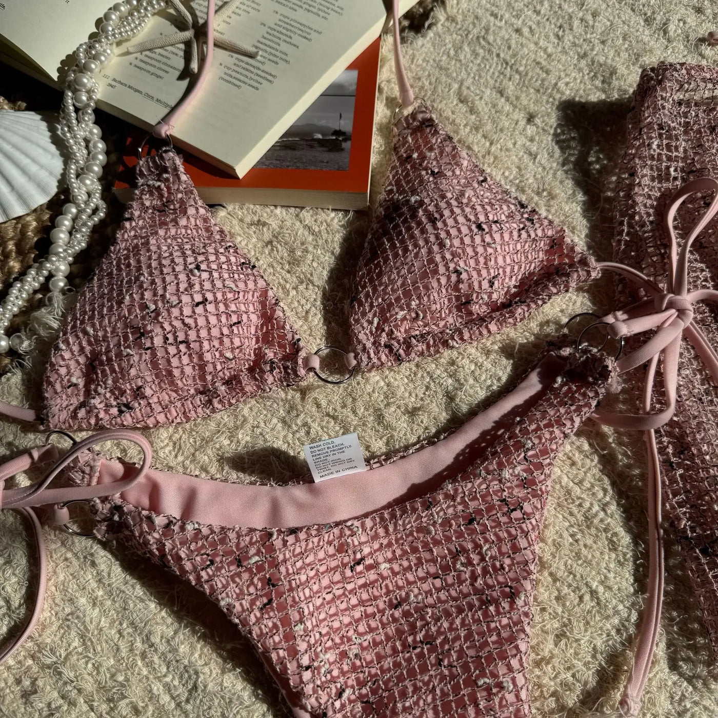 Traje de baño de rejilla con minifalda
