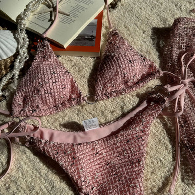 Traje de baño de rejilla con minifalda