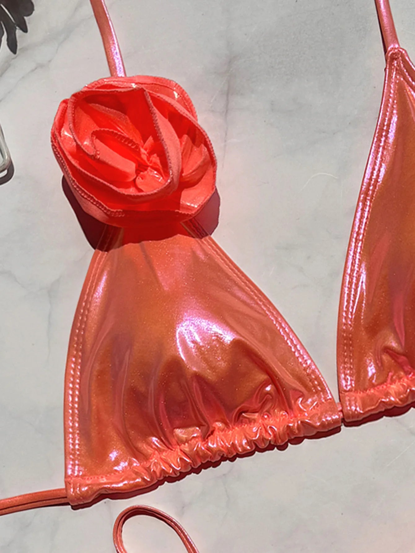 Traje de baño de dos piezas con efecto metálico y rosas