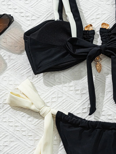 Traje de baño blanquinegro con laterales anudados