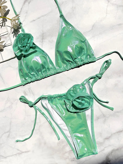 Traje de baño de dos piezas con efecto metálico y rosas