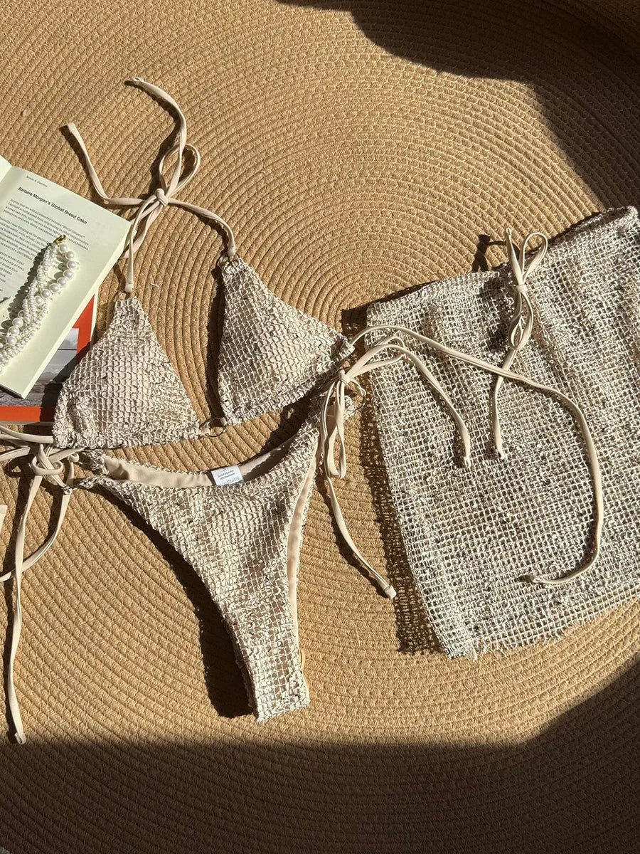 Traje de baño de rejilla con minifalda