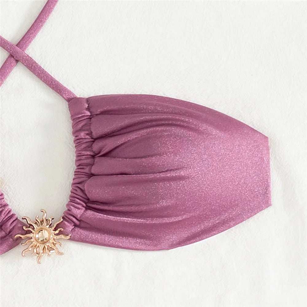 Biquini morado con minifalda y sol metálico