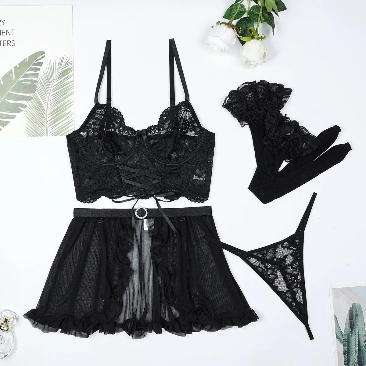Conjunto de lencería con encaje y minifalda Tessa